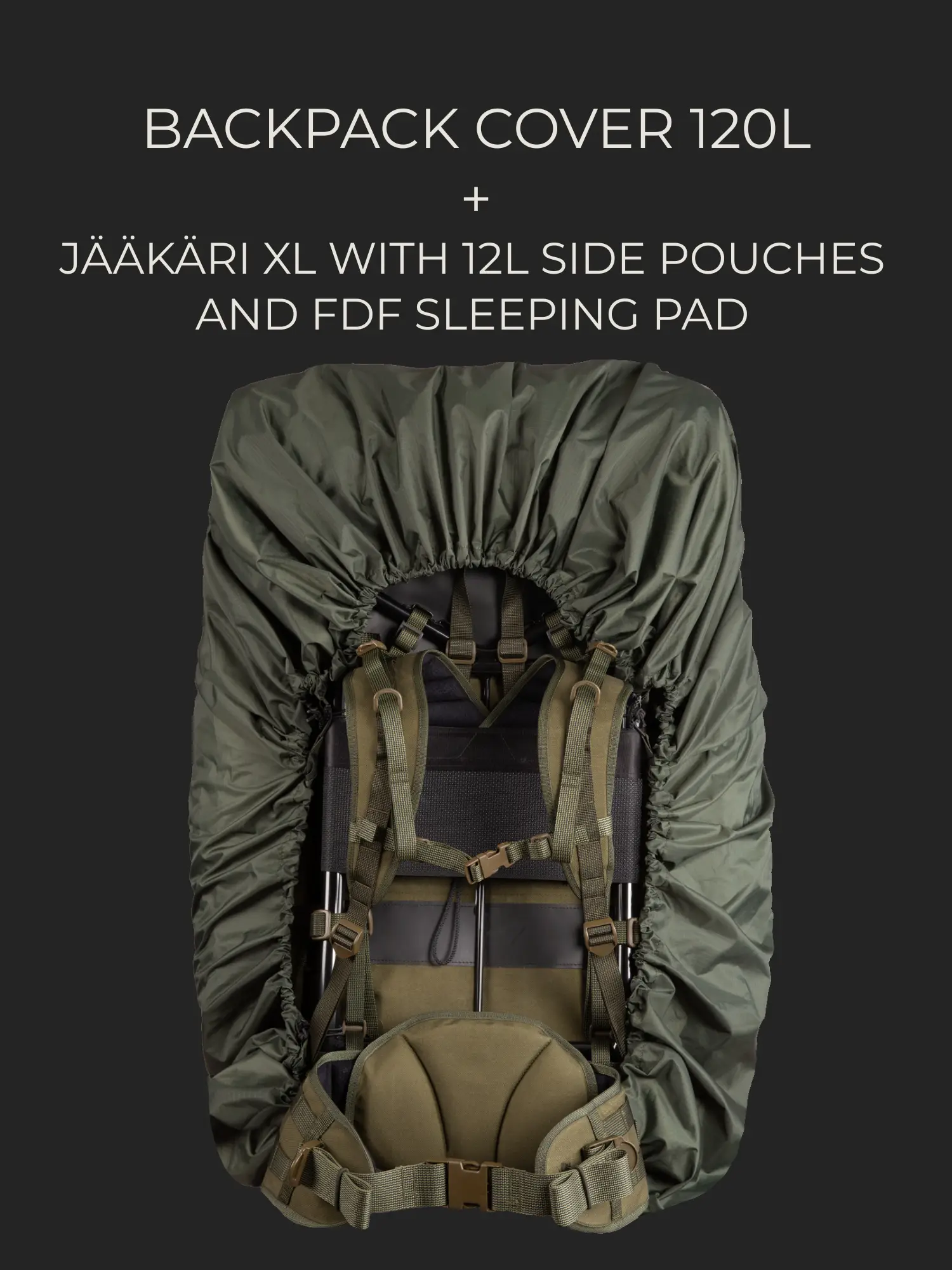 Sac à dos Savotta Jääkäri XL avec deux Side Pouches 12 L et Sleeping bag FDF attaché, le tout recouvert du Backpack cover Savotta 120 L
